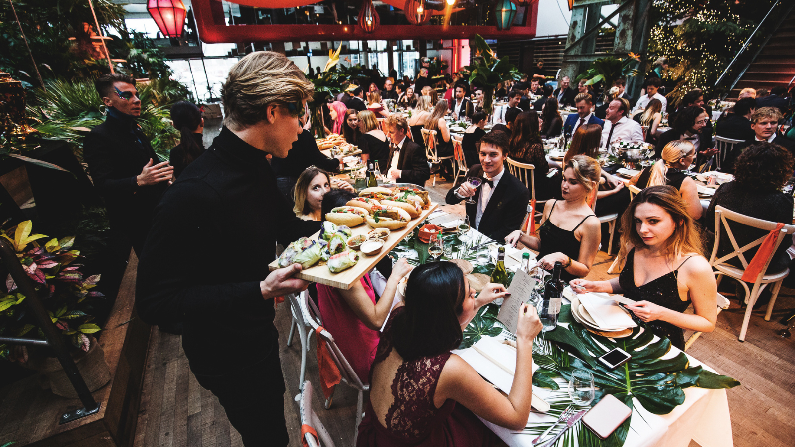Lange tafels met gasten tijden een kerstfeest