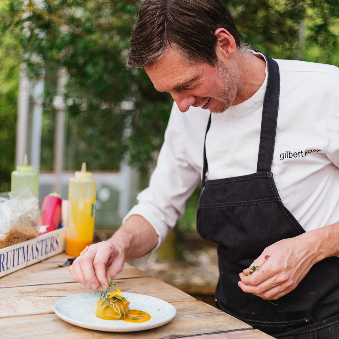 Afbeelding van chef Gilbert die aan het koken is