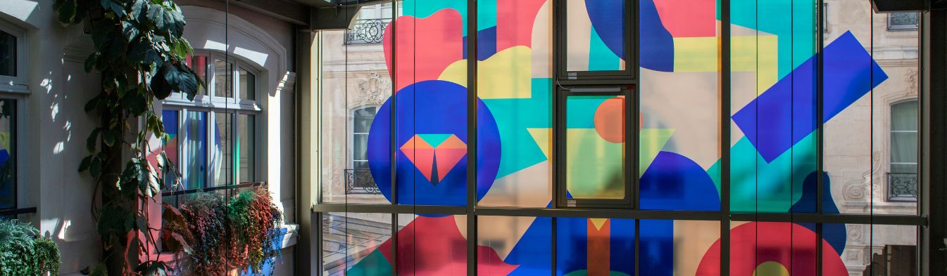 Œuvre monumentale de Caroline Derveaux pour Bombay Sapphire et The Hoxton Paris