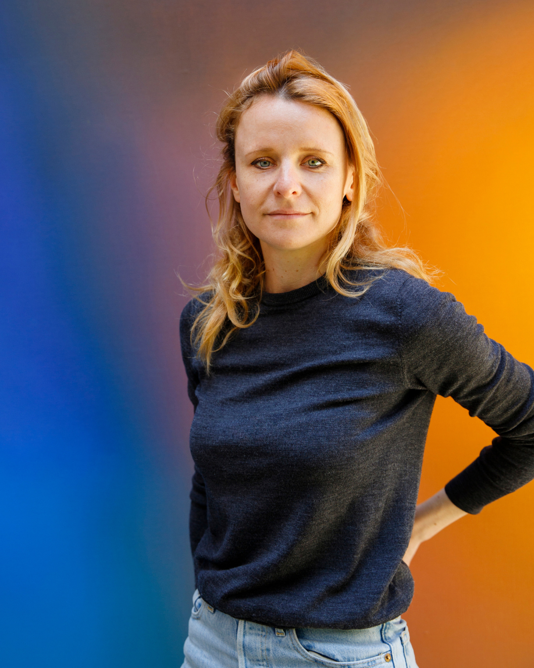 Portrait de Diane Benoît du Rey, artiste peintre spécialisée en dégradés lumineux à l'huile, représentée par Studio Artera