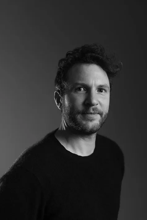 Portrait de Stéphane Parain, sculpteur Meilleur Ouvrier de France, représenté par Studio Artera
