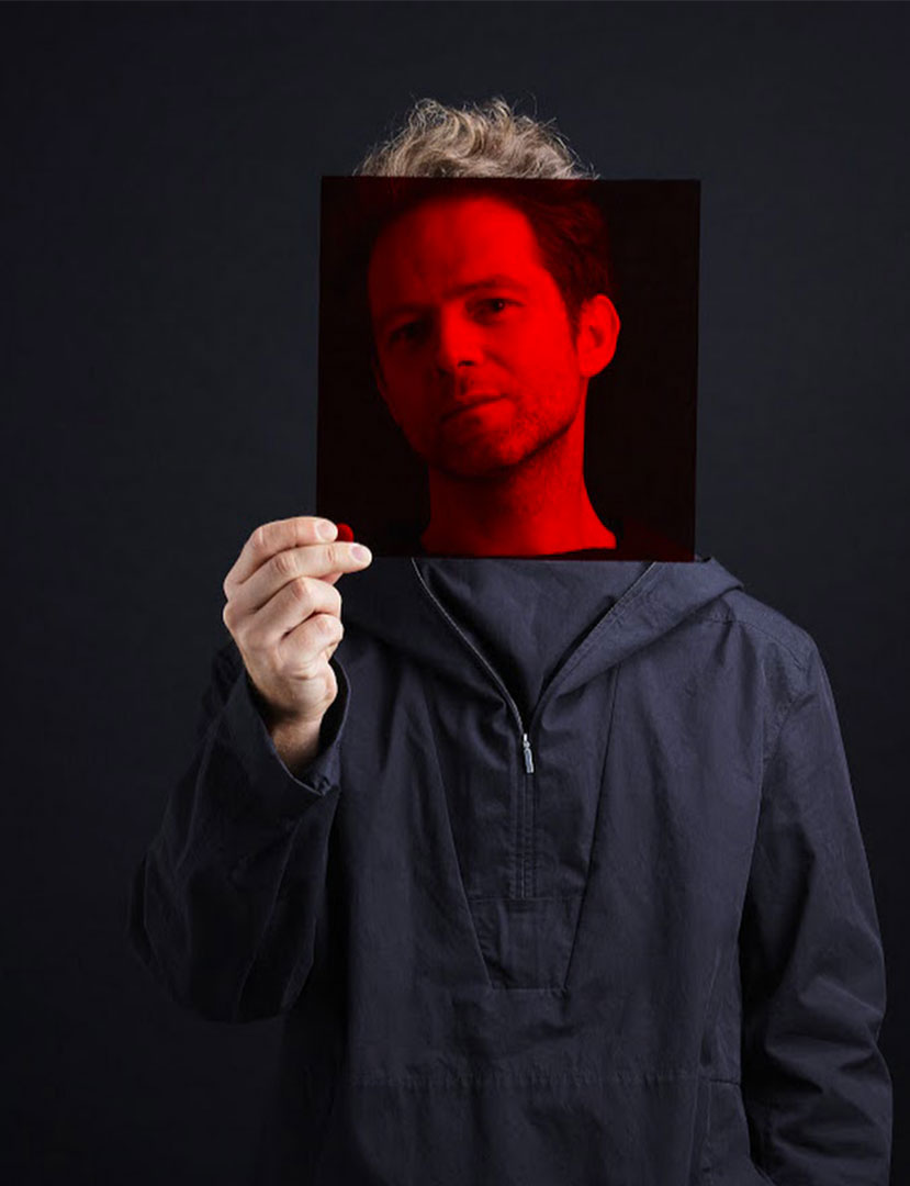 Portrait de Romain Lalire, artiste installations interactives numériques, représenté par Studio Artera