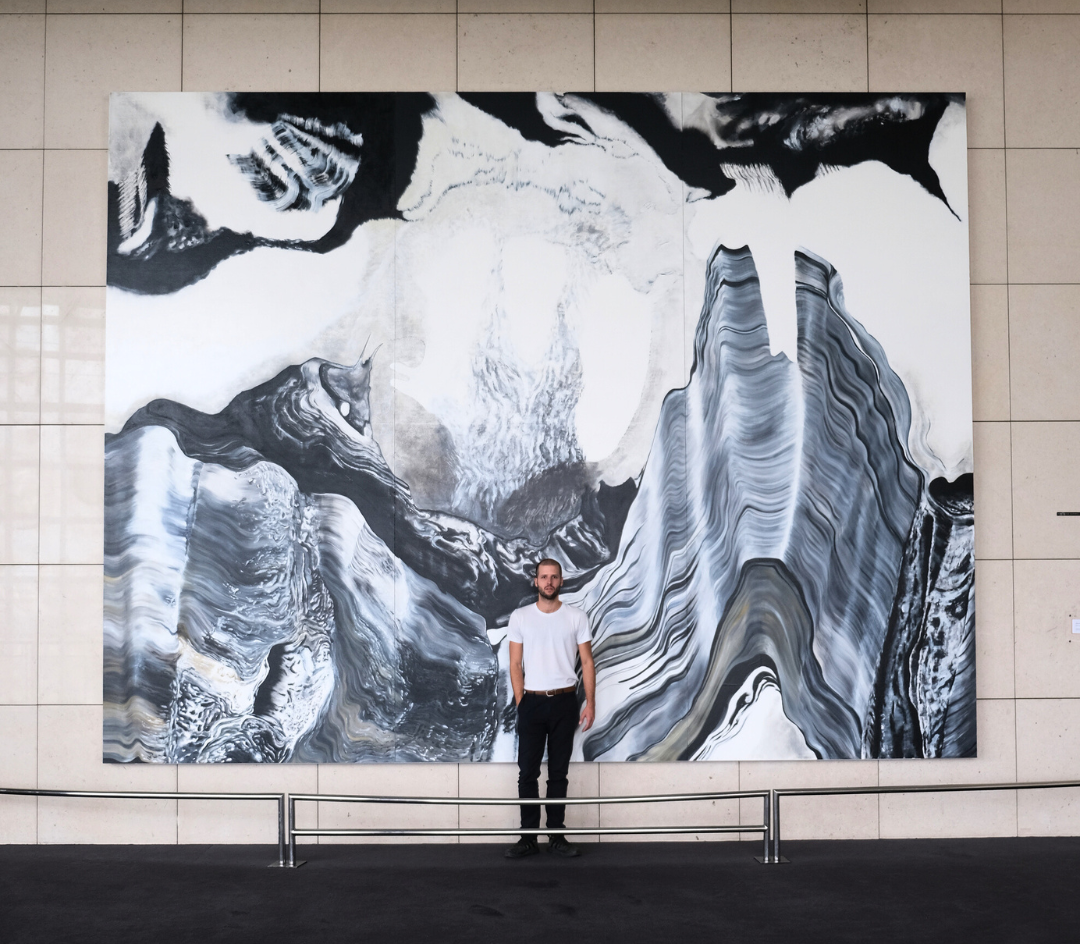 Silvère Jarrosson devant son installation artistique à l’Opéra de Paris