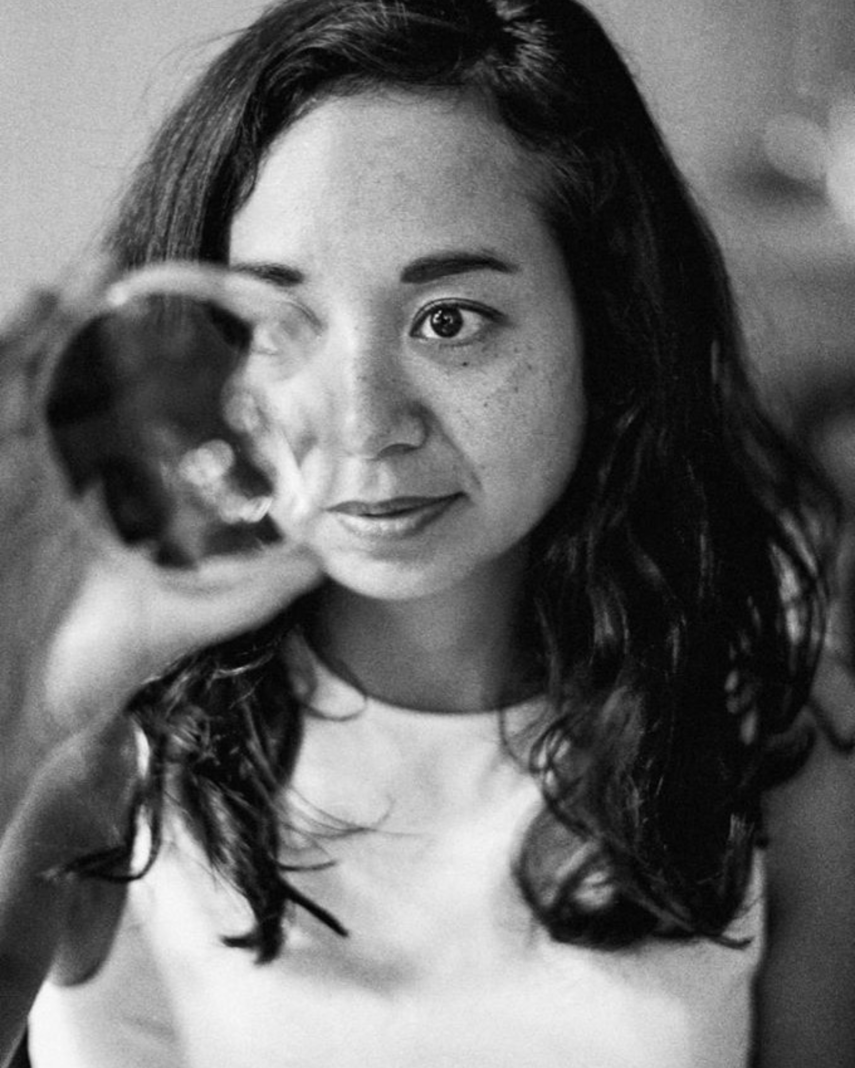 Portrait de Susi Sie, artiste visuelle zurichoise spécialisée en cymatique et photographie analogique | Studio Artera