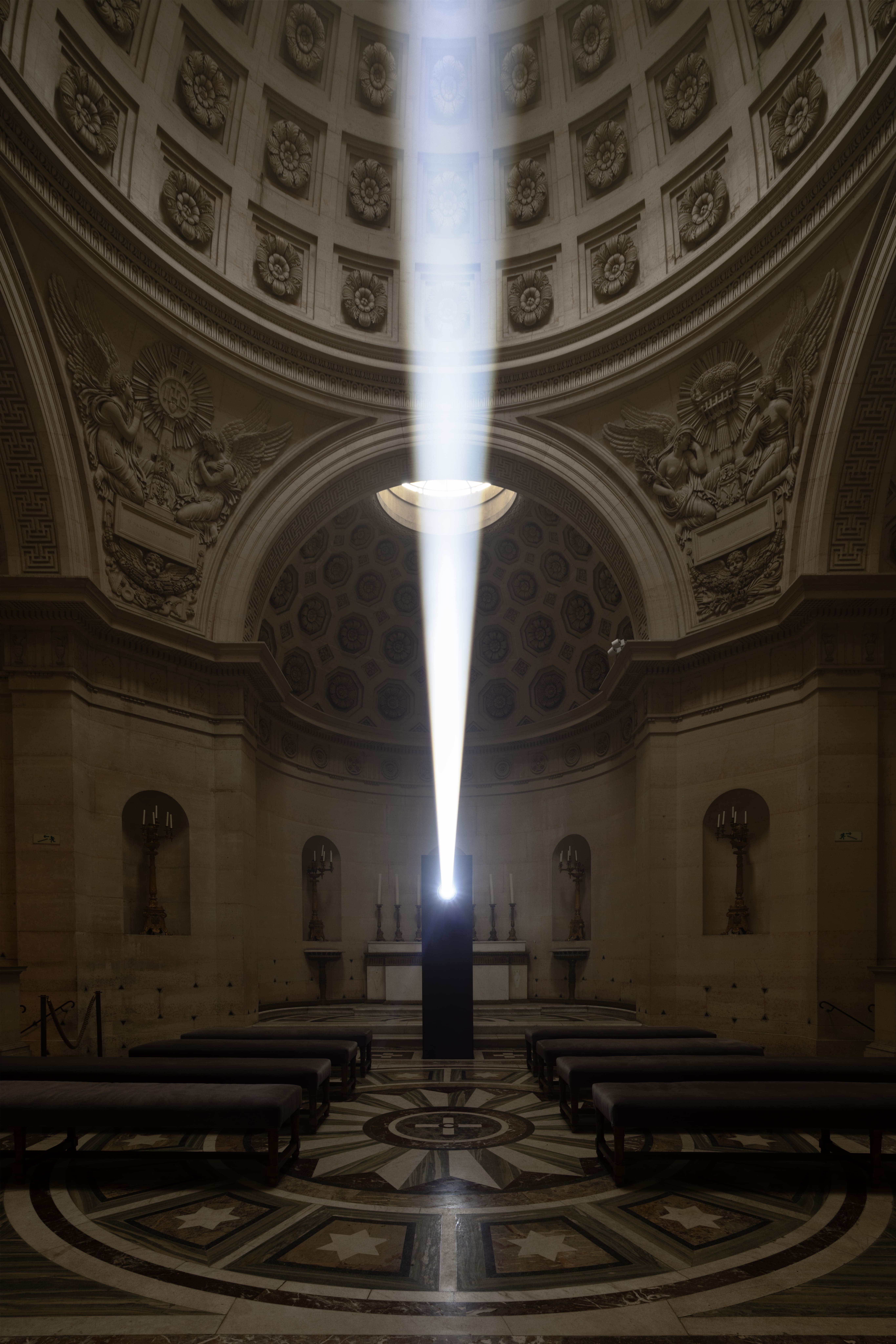 Threshold, installation lumineuse d'Emilio Ferro, Chapelle Expiatoire, Nuit Blanche 2026. Photo Roberto Conte.