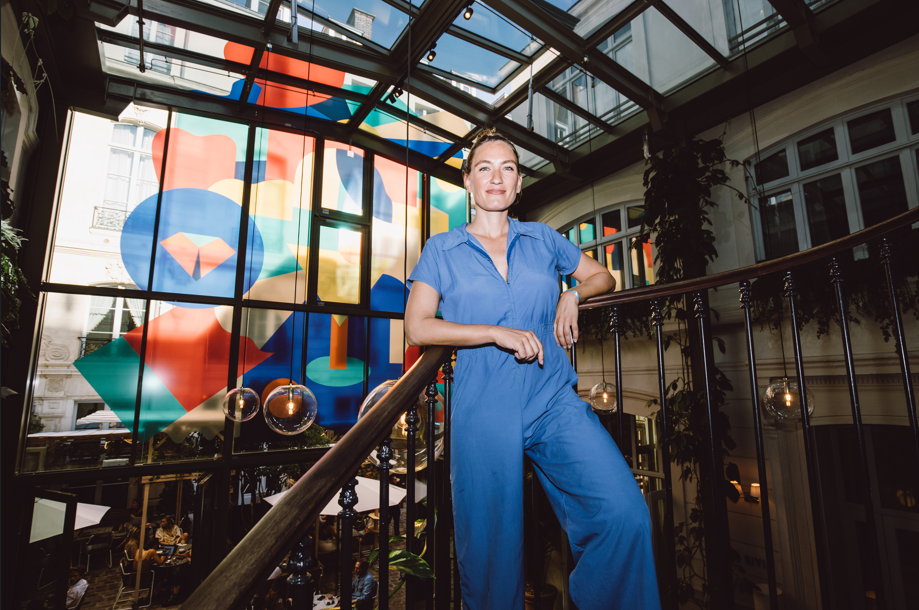 L'artiste Caroline Derveaux devant sa vitrophanie créée pour The Hoxton Paris