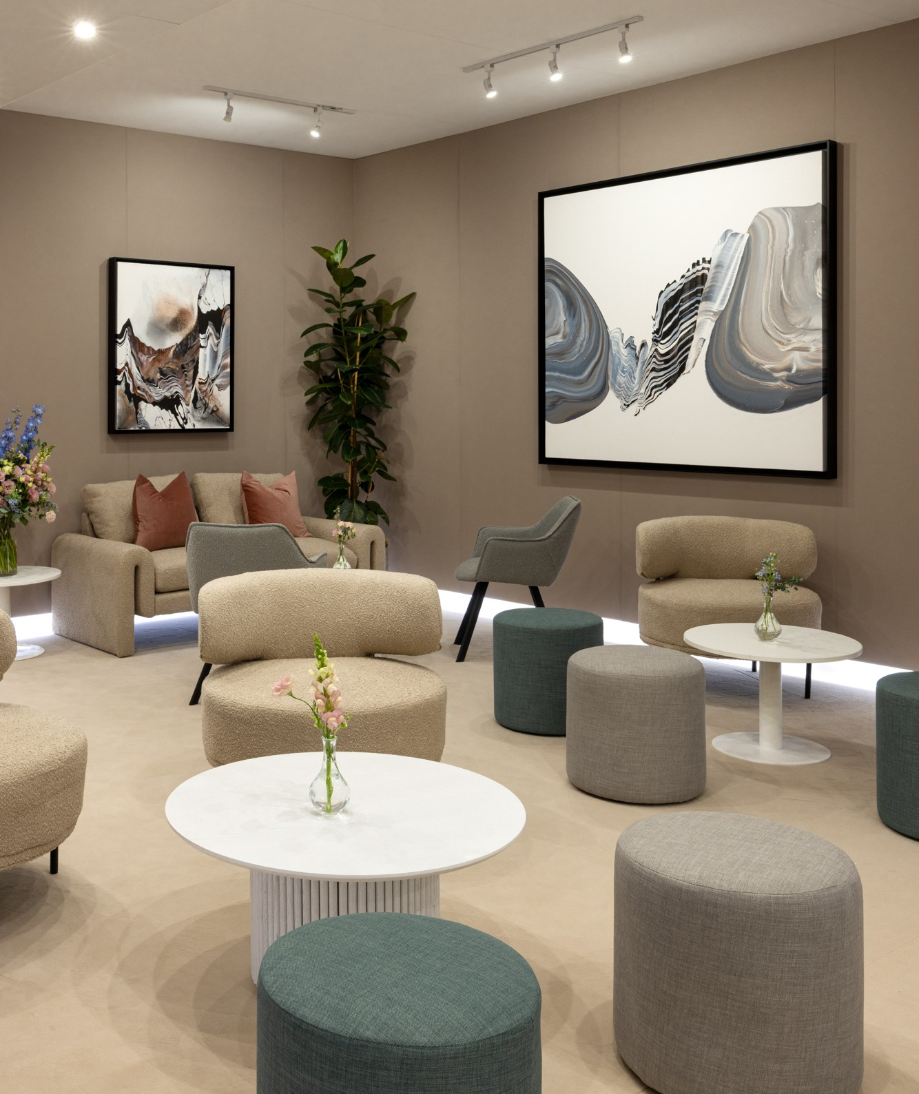 Lounge NetJets à Art Basel Paris avec les œuvres de l'artiste Silvère Jarrosson