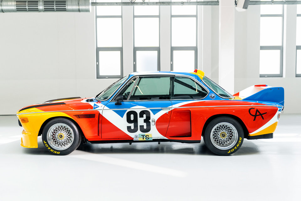 Vue de profil de la BMW 3.0 CSL passée par les mains d'Alexander Calder pour les 24h du Mans.
