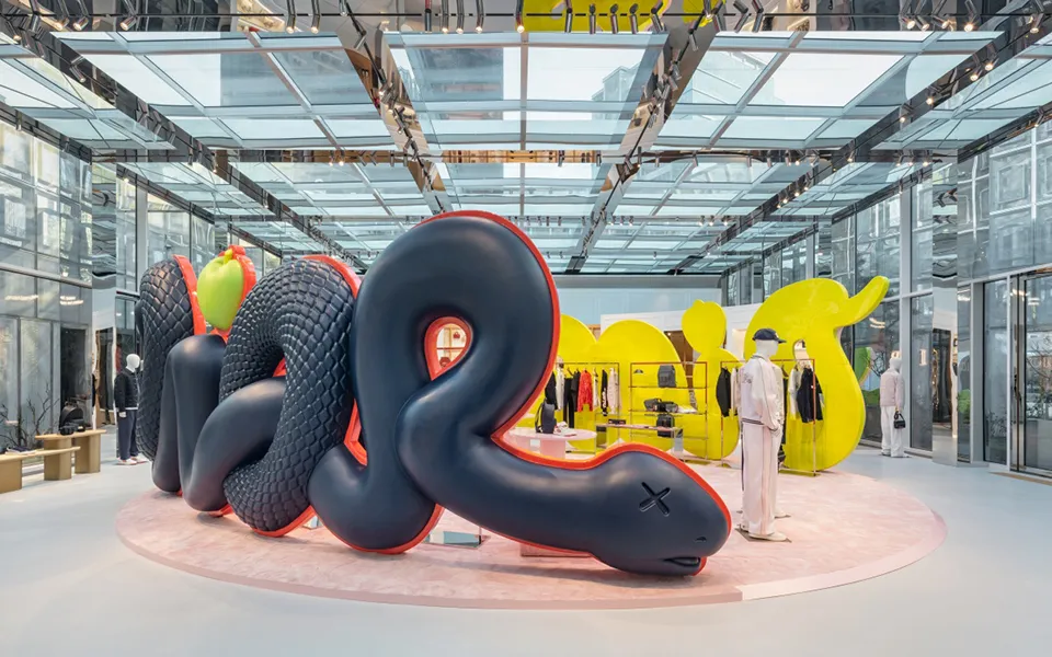 Installation de l'artiste KAWS dans une boutique Dior à Séoul, collaboration streetwear 2025
