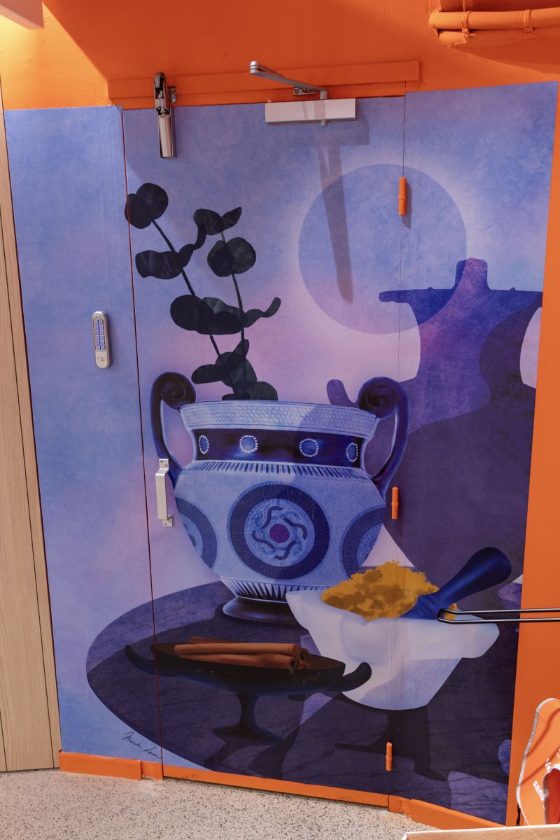 Illustration à la peinture bleu sur porte orange