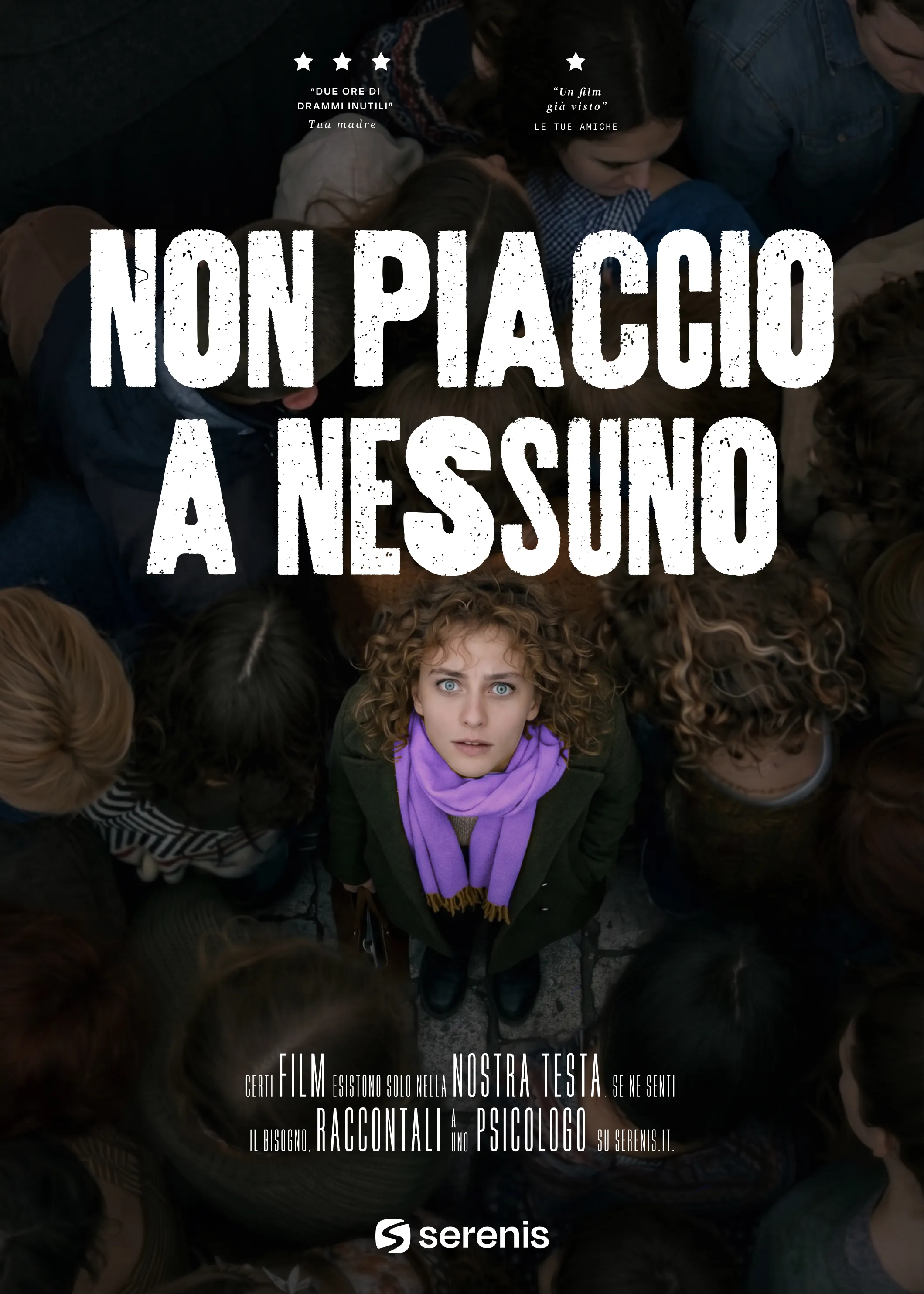 La locandina di Non piaccio a nessuno: una donna circondata da persone senza volto, che alza lo sguardo al cielo.