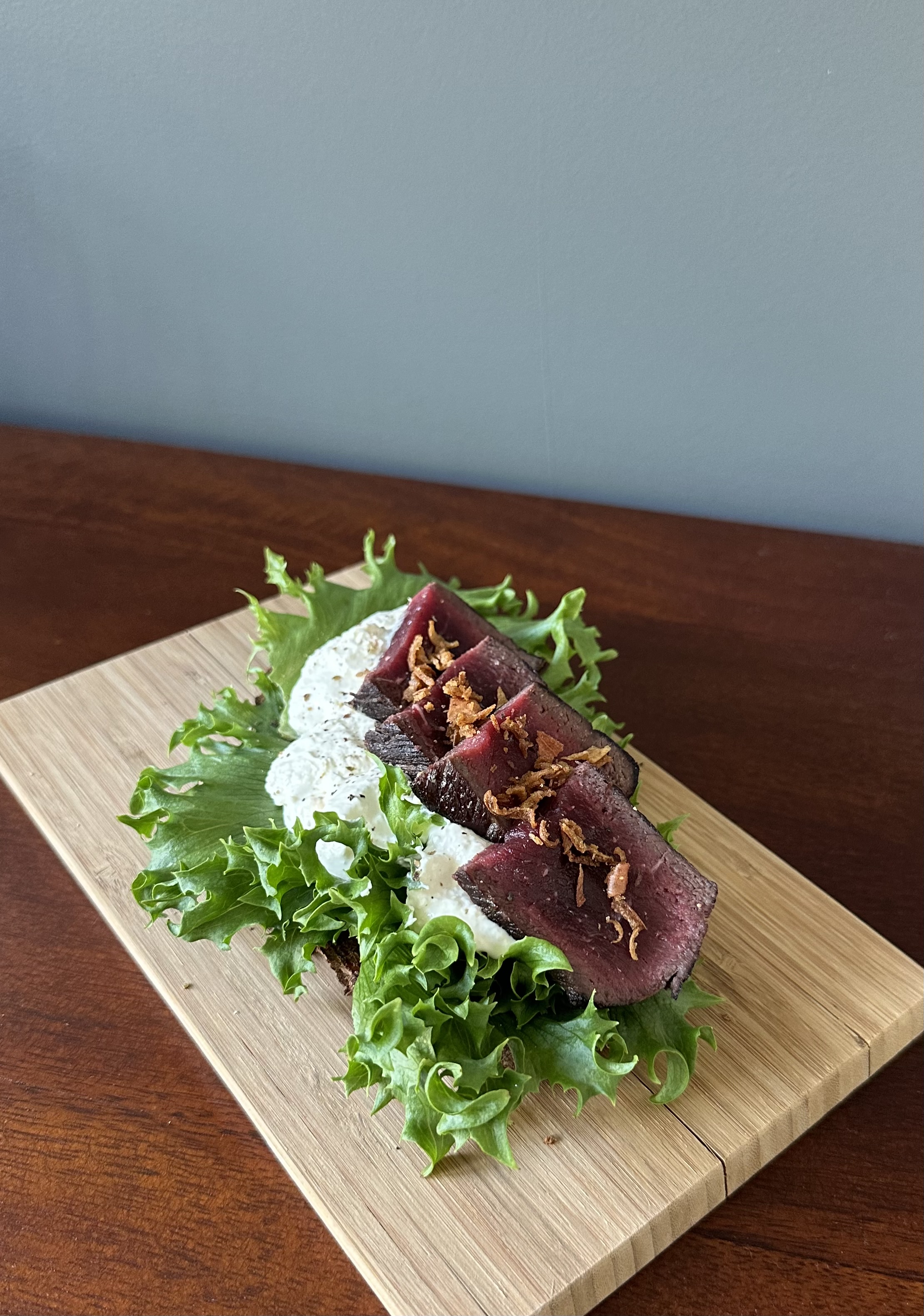Sandwich med hval, pepperrotkrem og sprøstekt løk