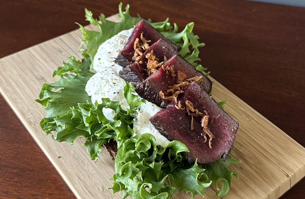 Sandwich med hval, pepperrotkrem og sprøstekt løk