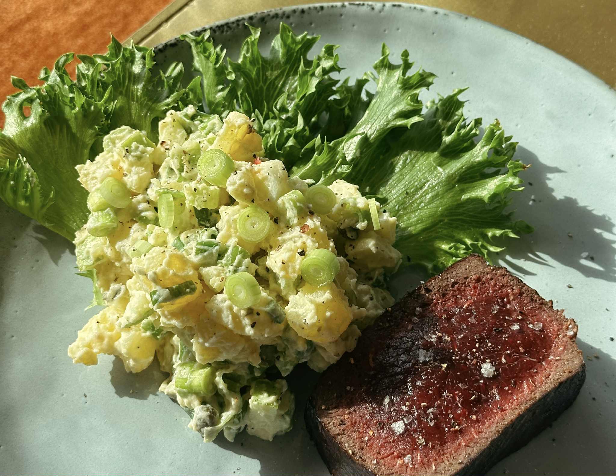 Hvalbiff med frisk og kremet potetsalat