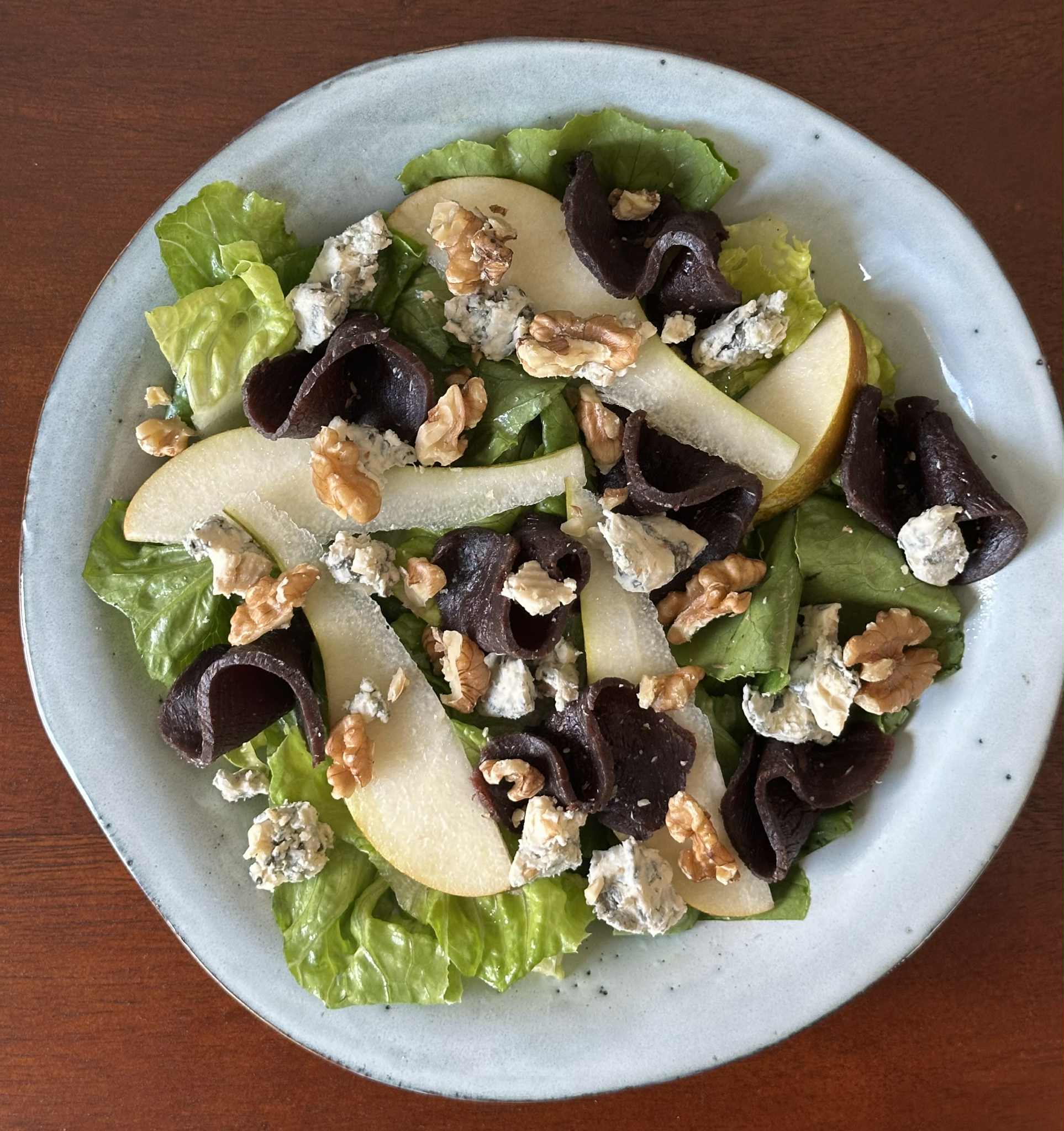 Salat med røkt hval, pære og blåmuggost