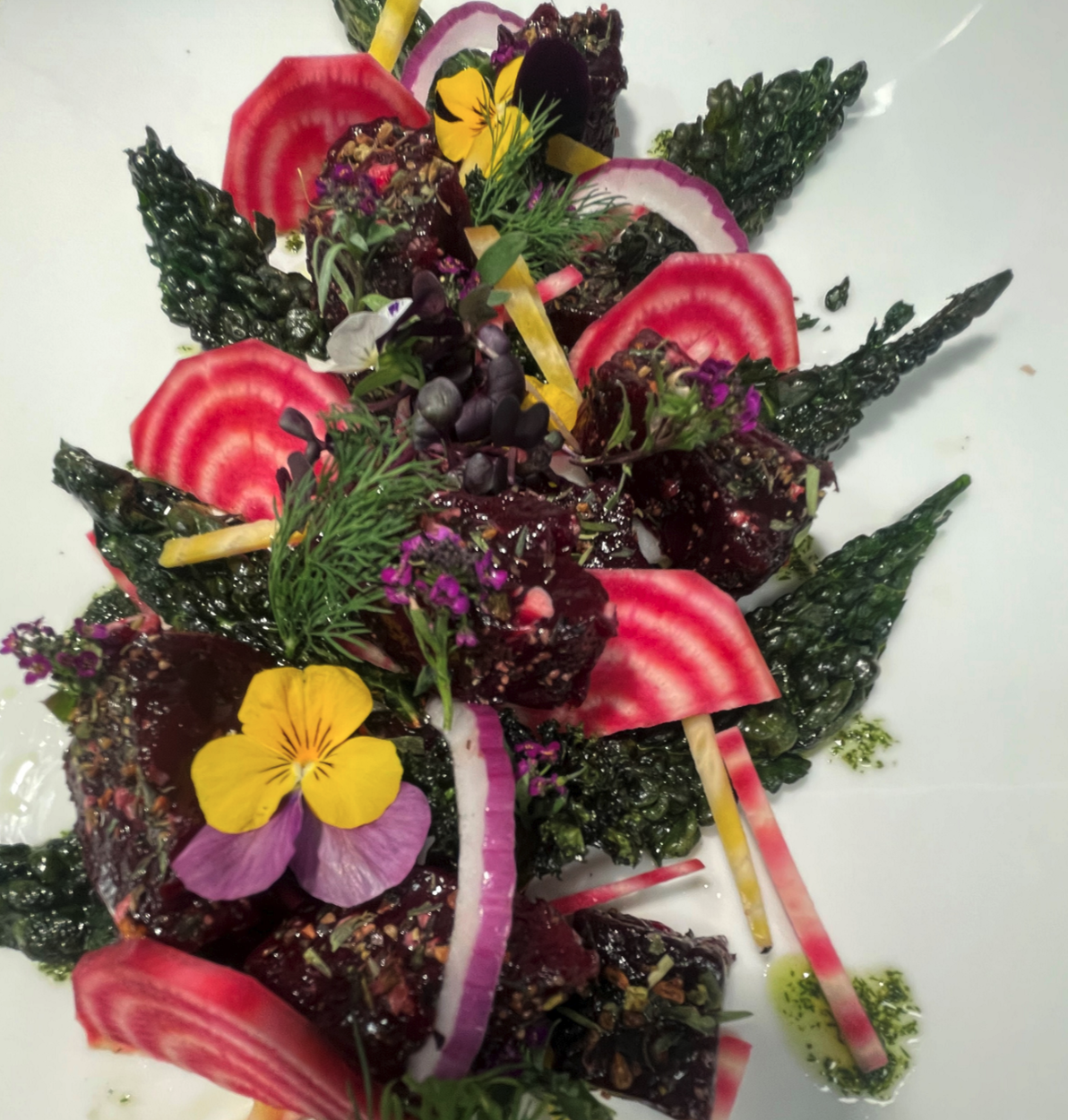 Gravet hval med beter og aromatiske urter