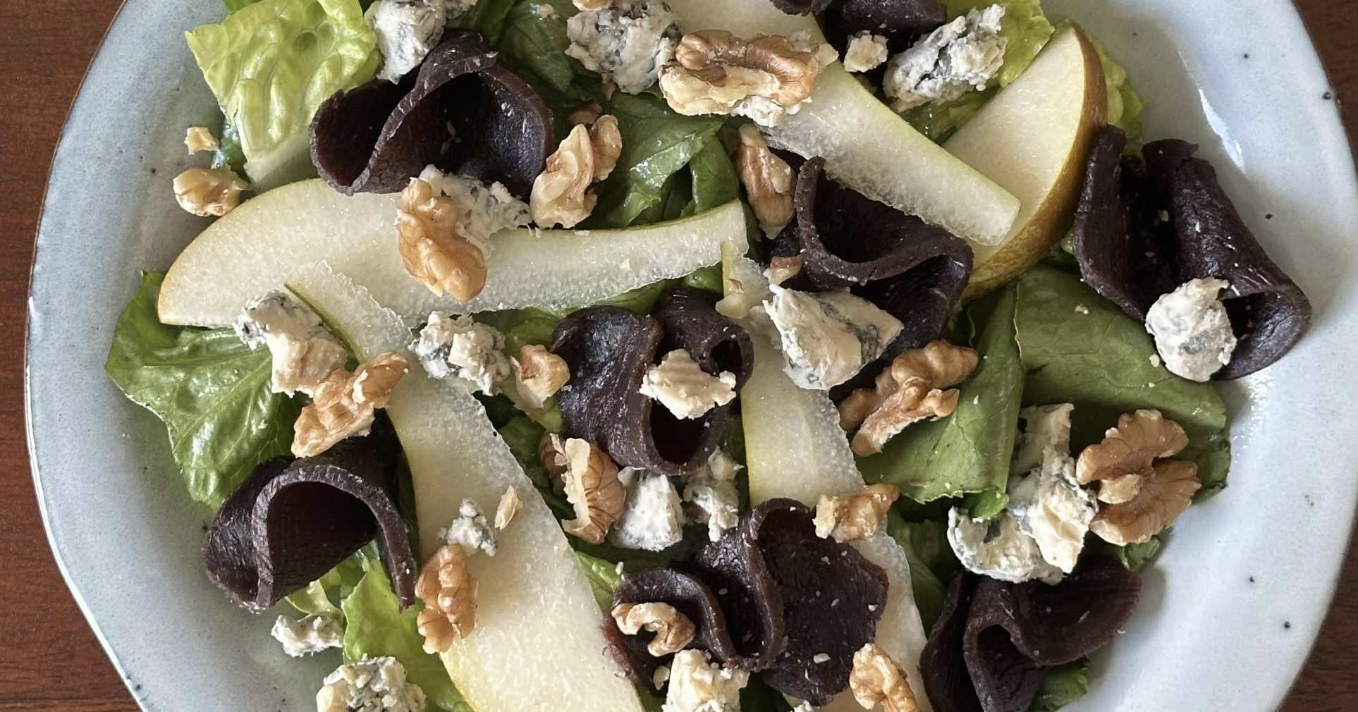 Salat med røkt hval, pære og blåmuggost