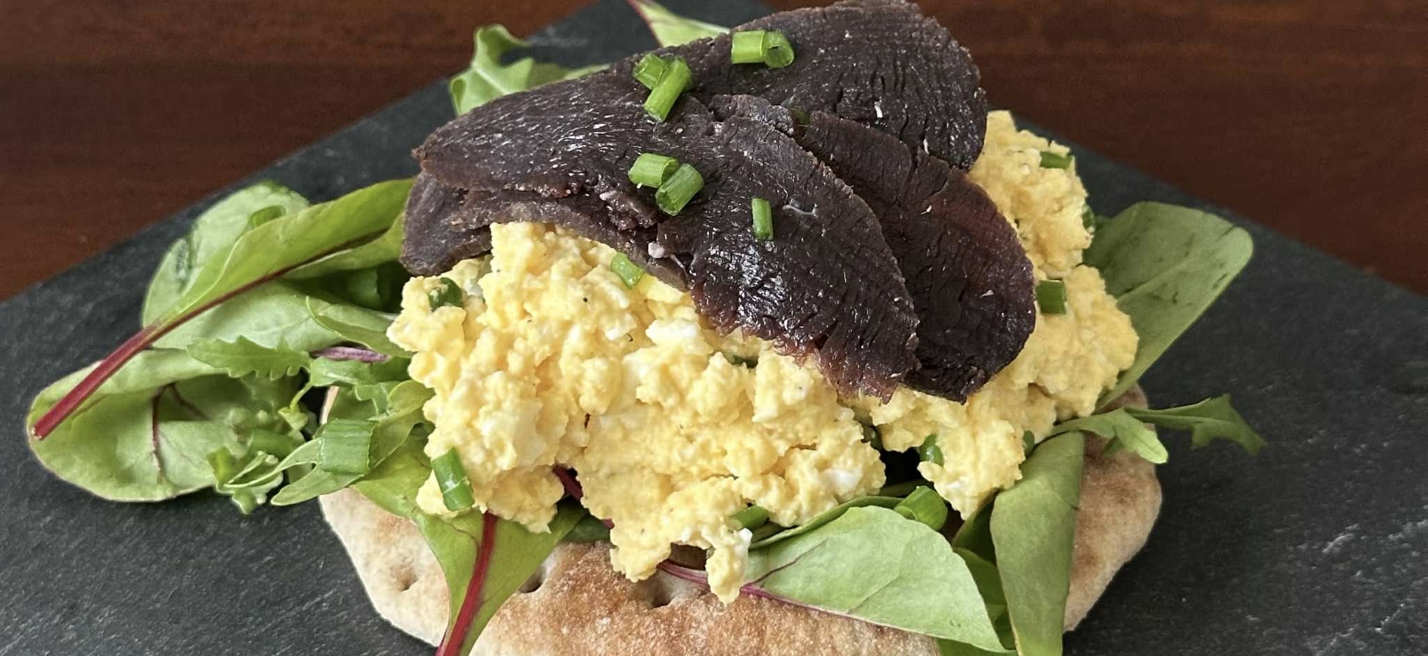Polarbrød med eggerøre og røkt hval