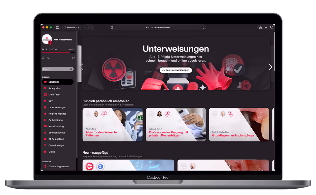 MacBook Pro zeigt ein Dashboard der Crocodile Health App mit Online-Unterweisungen und empfohlenen Fortbildungen zur Patientensicherheit und Implantologie.