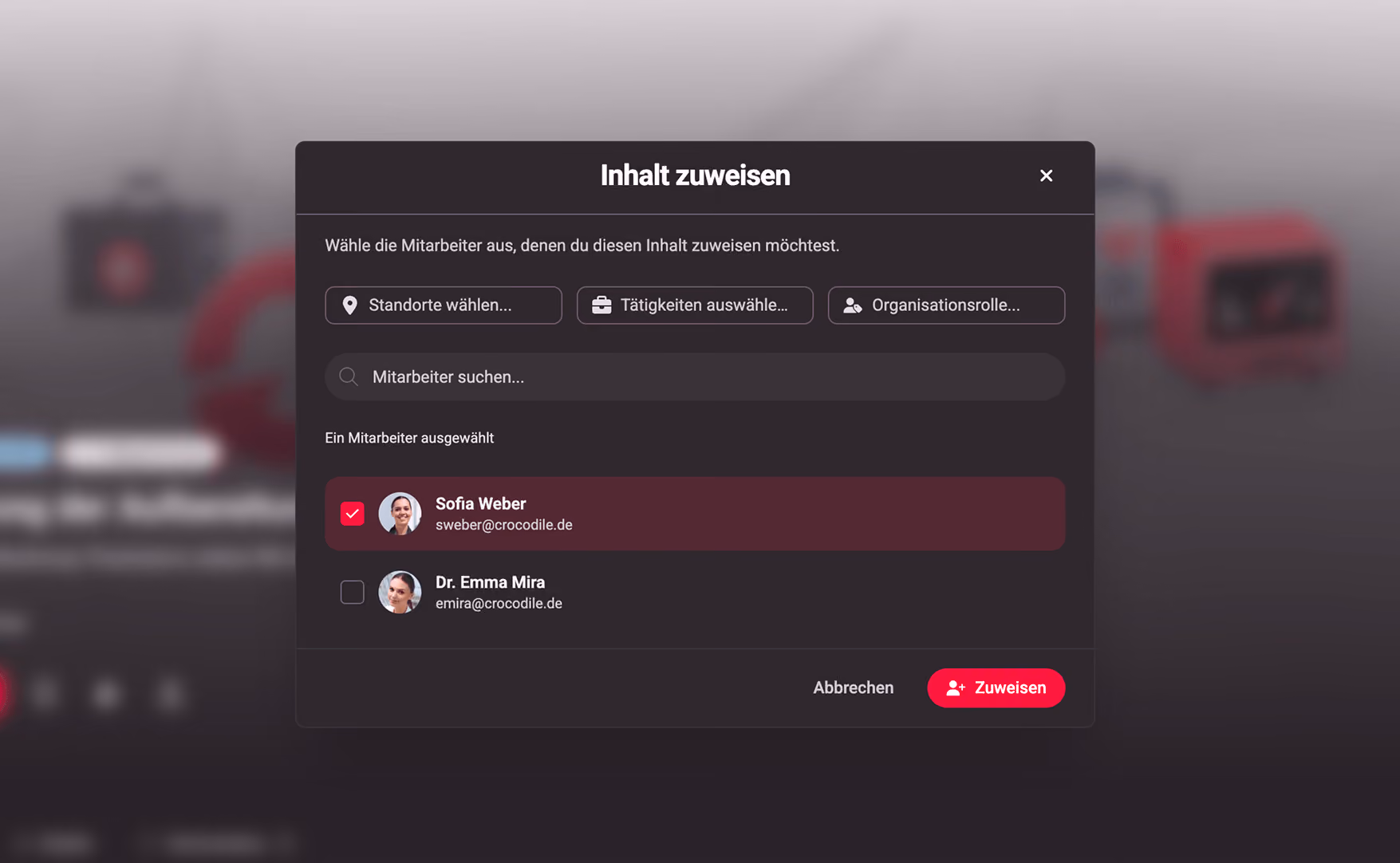 Dialogfenster zur Zuweisung von Inhalten an Mitarbeiter mit Auswahlfeldern und Suchfunktion.