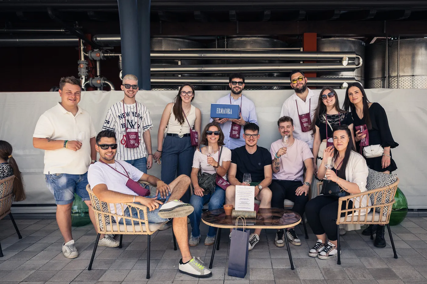 Gruppo di giovani ospiti in posa durante Cantine Aperte di maggio alla Cantina Ermacora