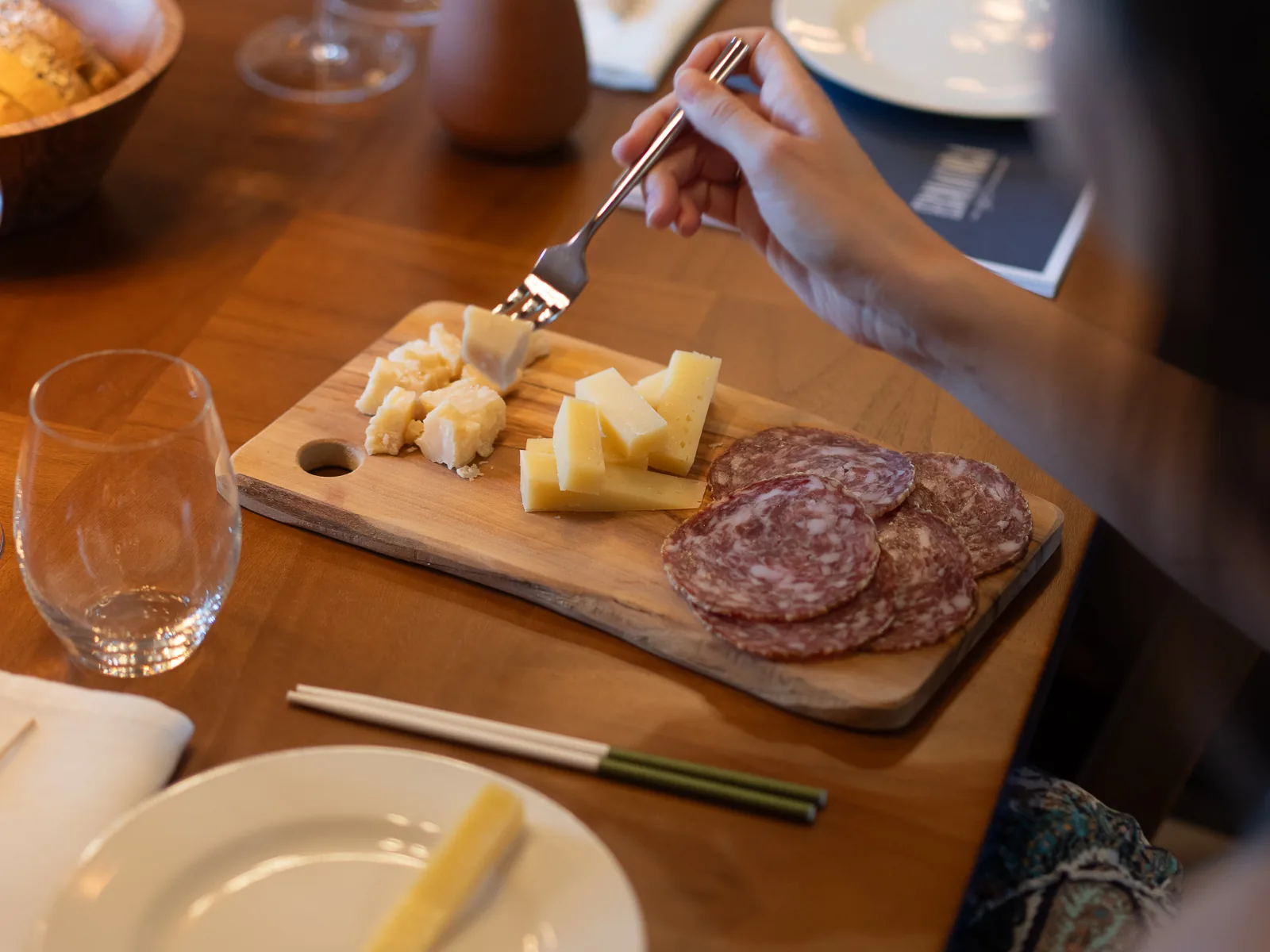 Tagliere di formaggi e salumi dei produttori vicini servito a tavola durante la degustazione