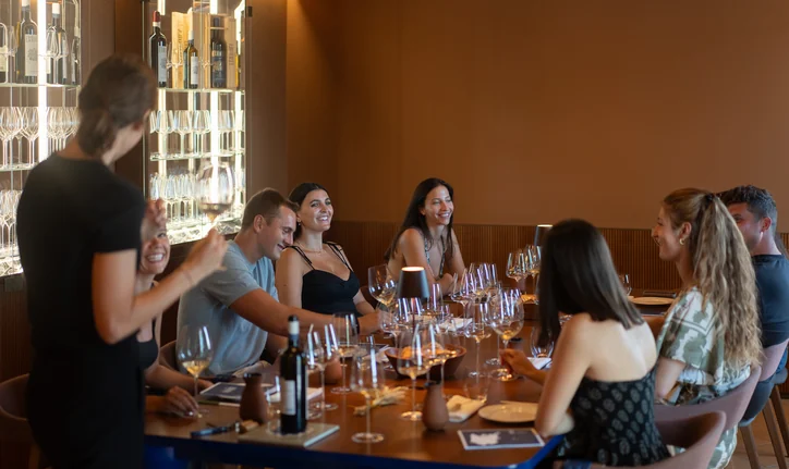 Idee regalo per chi ama il vino: un'esperienza in cantina
