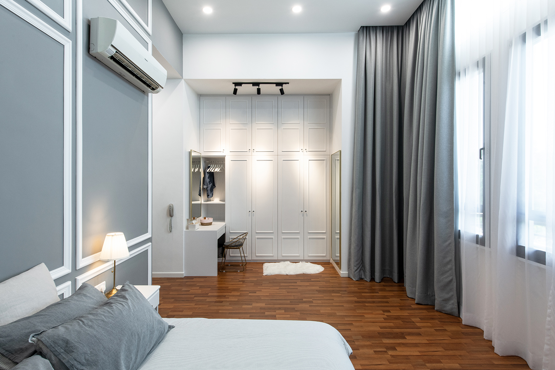 Master bedroom with headboard in cornice and blue ascent