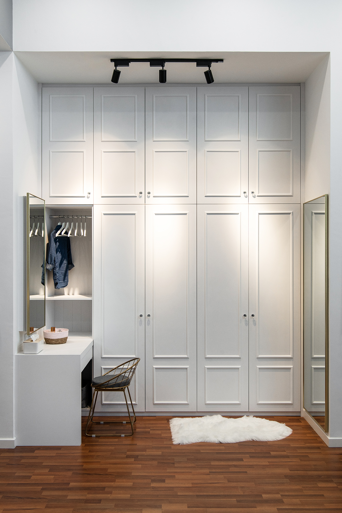 Wardrobe in clean white color with cornice