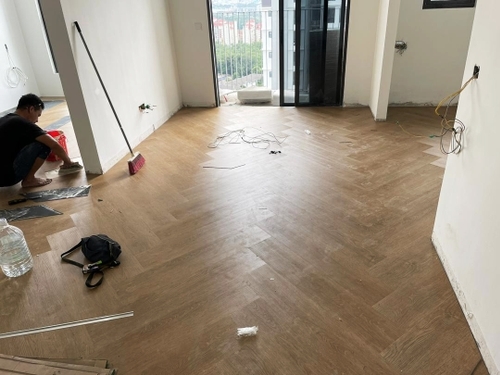 Vinyl flooring in herringbone lay