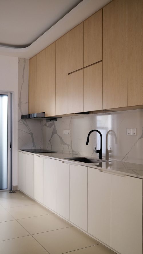 A white kitchen base with stone countertop and backsplash
