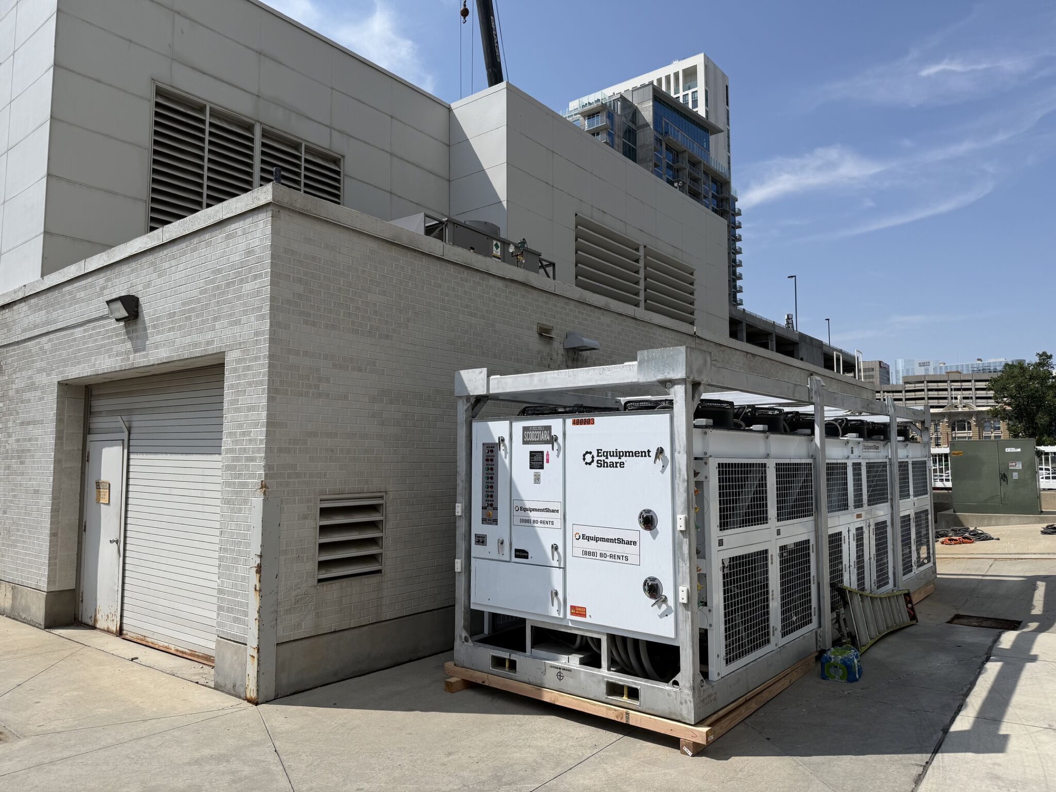 Mobile cooling units positioned alongside a data center building