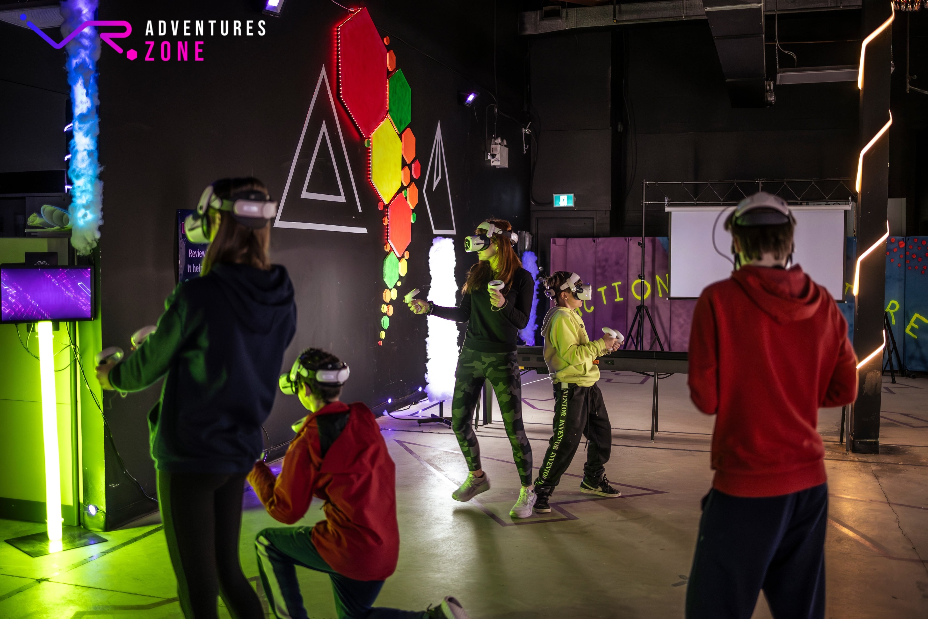kids playing VR, birthday cake with VR headset