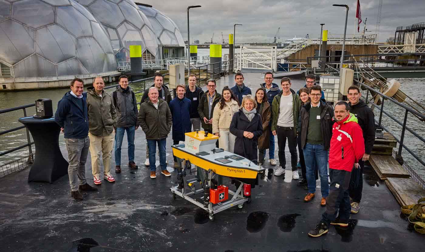 Picture of the Flying Fish 1 hydrofoil demonstrator boat with team members and local government officials in Rotterdam