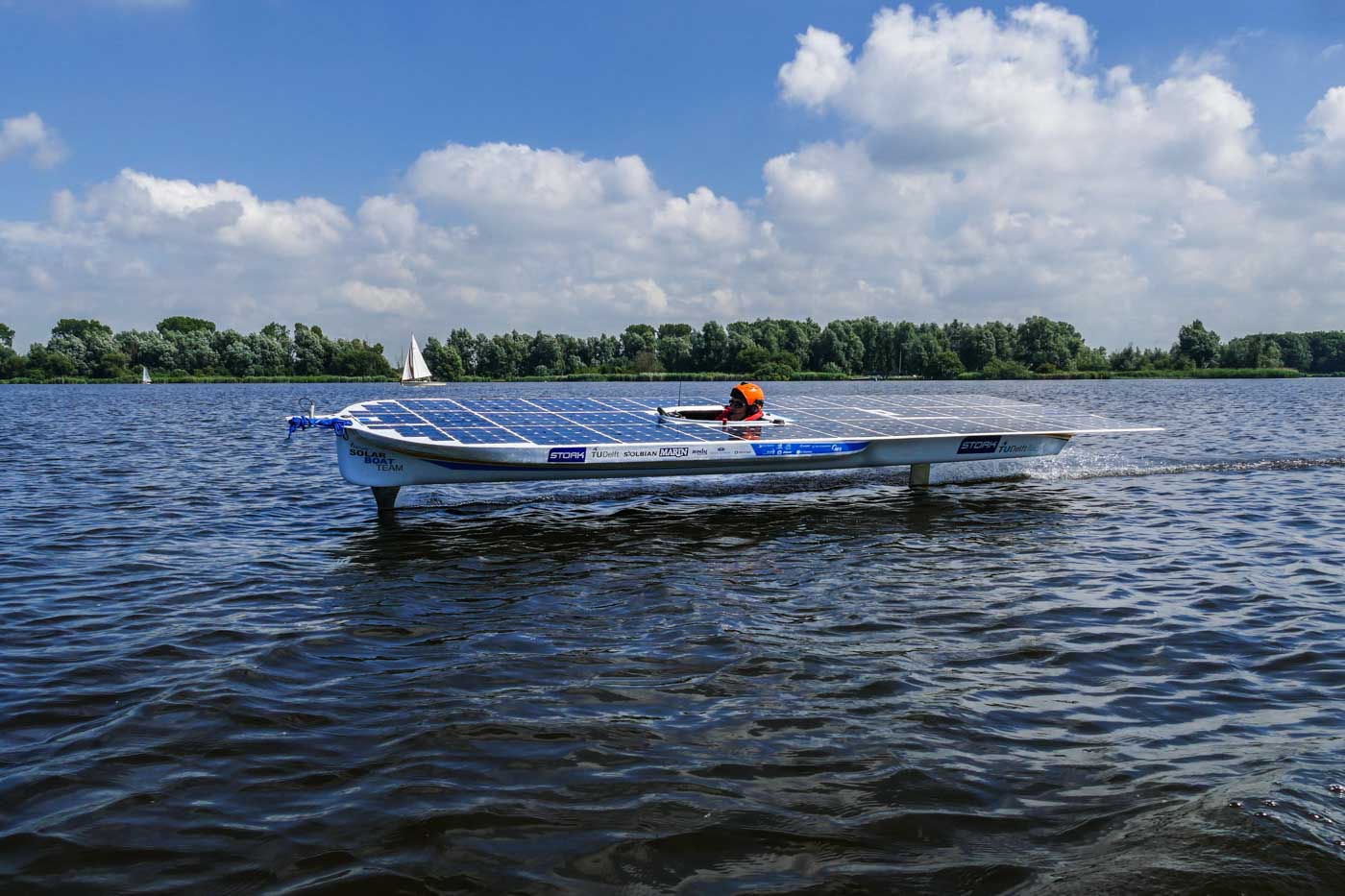 Picture of the TU Delft solar boat hydrofoiling