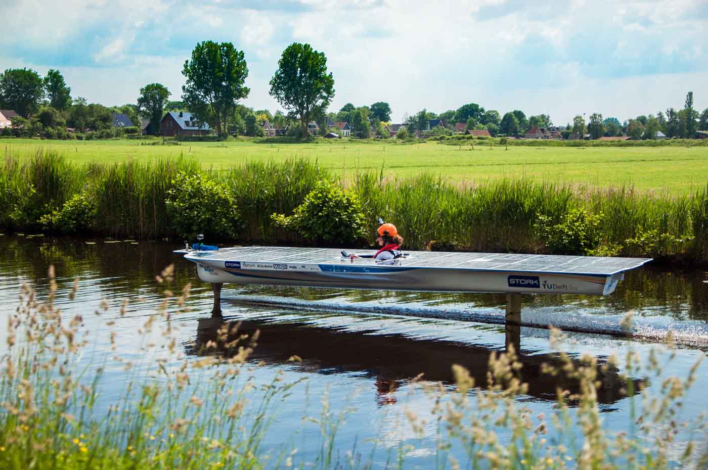 Picture of the TU Delft solar boat hydrofoiling