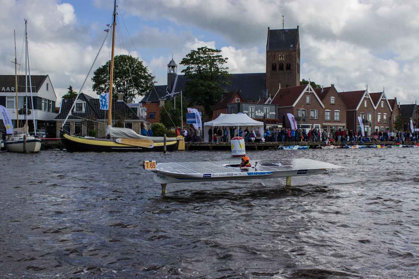 Picture of the TU Delft solar boat hydrofoiling