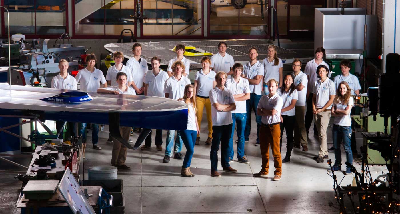 Picture of the 2014 TU Delft solar boat with team members