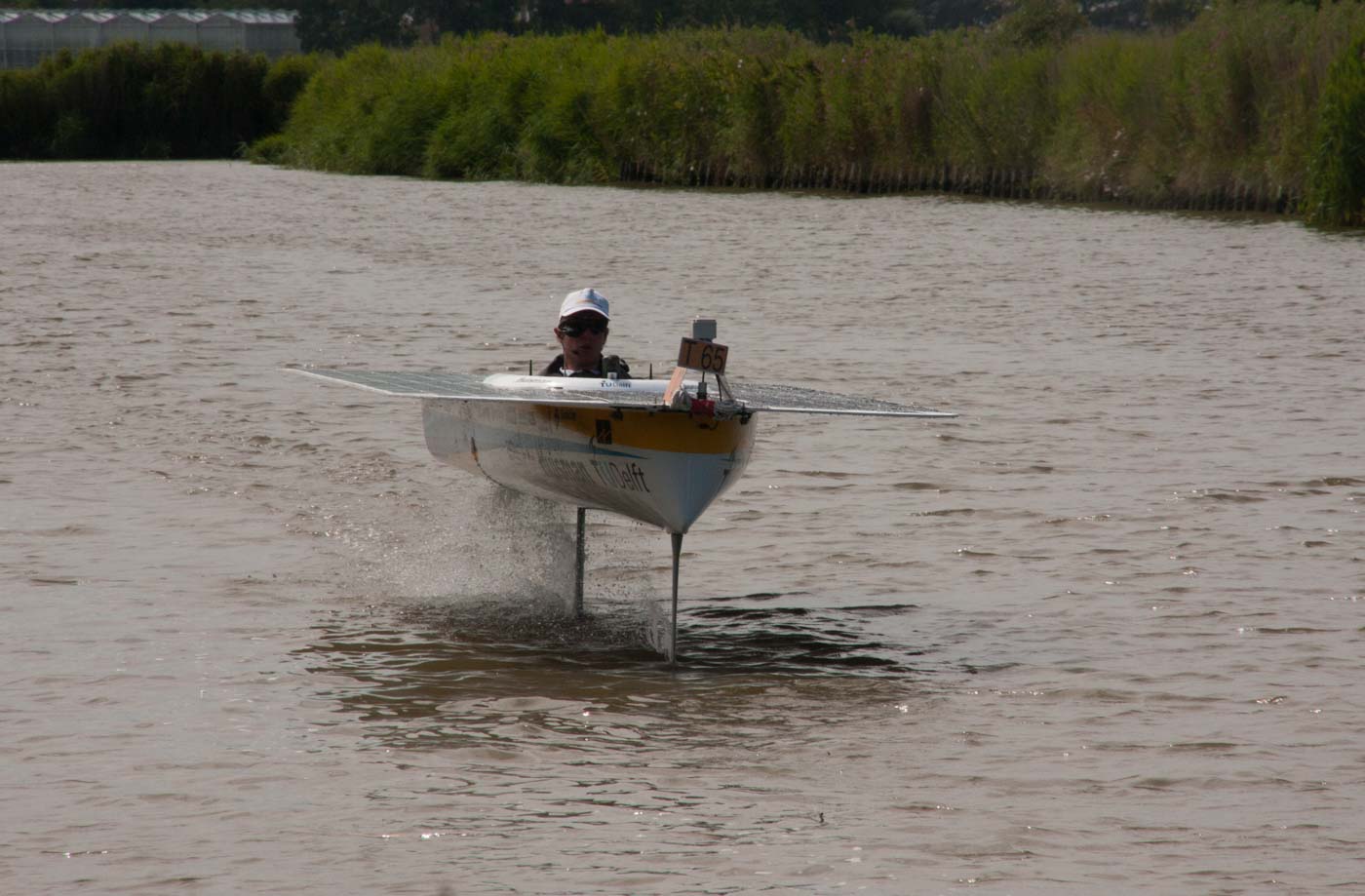 Picture of the TU Delft solar boat hydrofoiling