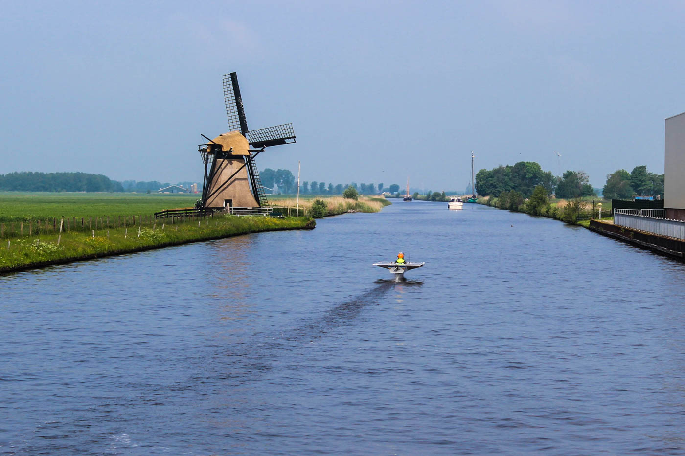 Picture of the TU Delft solar boat hydrofoiling