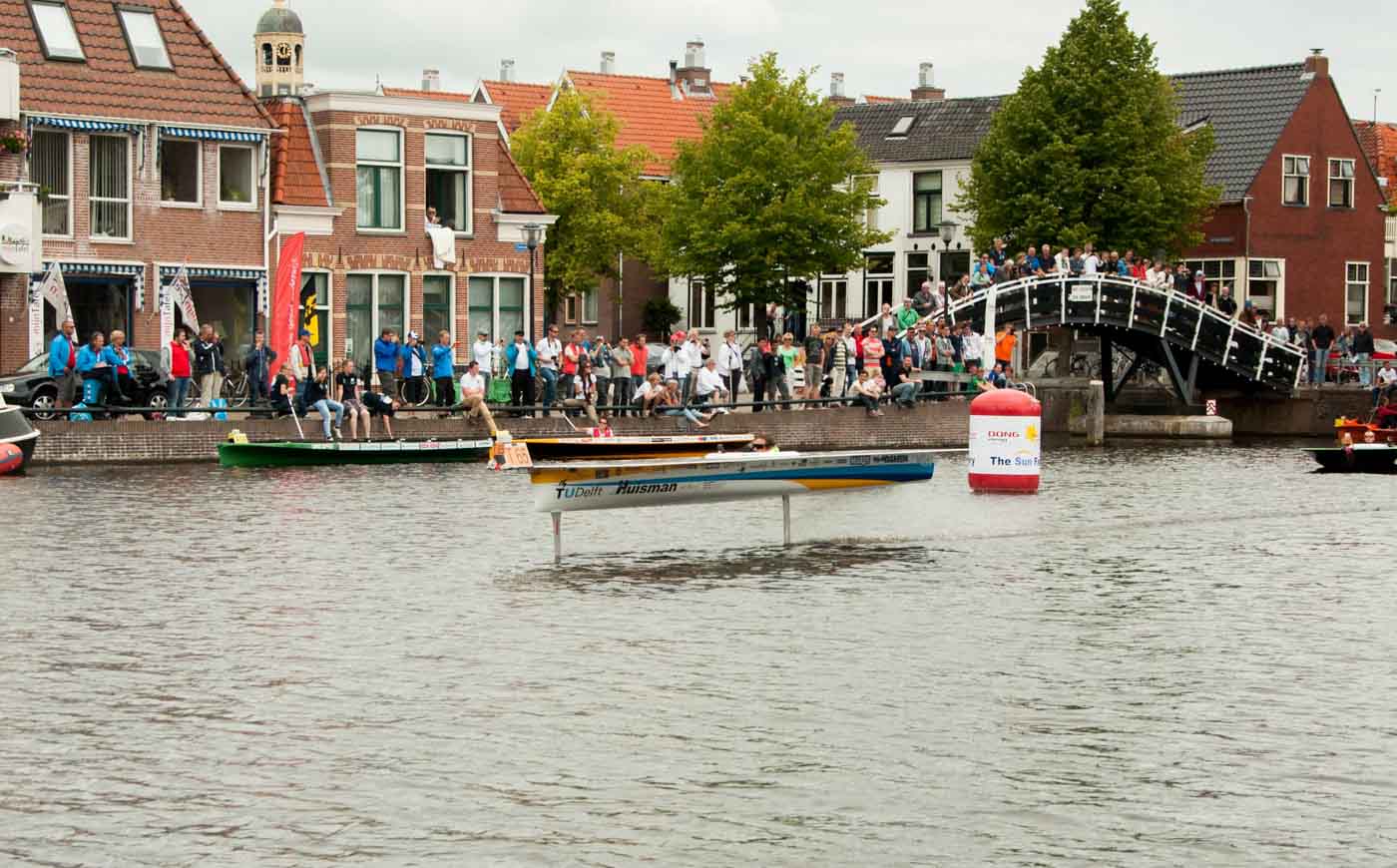 Picture of the TU Delft solar boat hydrofoiling