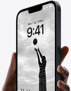 Bir el, üzerinde basketbol topu atan bir çocuğun siyah beyaz silüetinin olduğu akıllı telefon ekranını tutuyor.