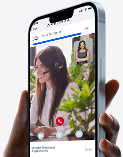 Telefon kulaklığı takan ve bilgisayar karşısında çalışan müşteri temsilcisi kadın, arka planda küçük resimde başka bir kadın görünüyor.