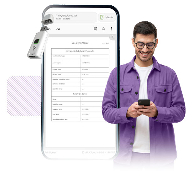 Akıllı telefonunda yıllık izin formunu görüntüleyen ve telefonuyla etkileşimde bulunan mor ceketli gözlüklü adam.