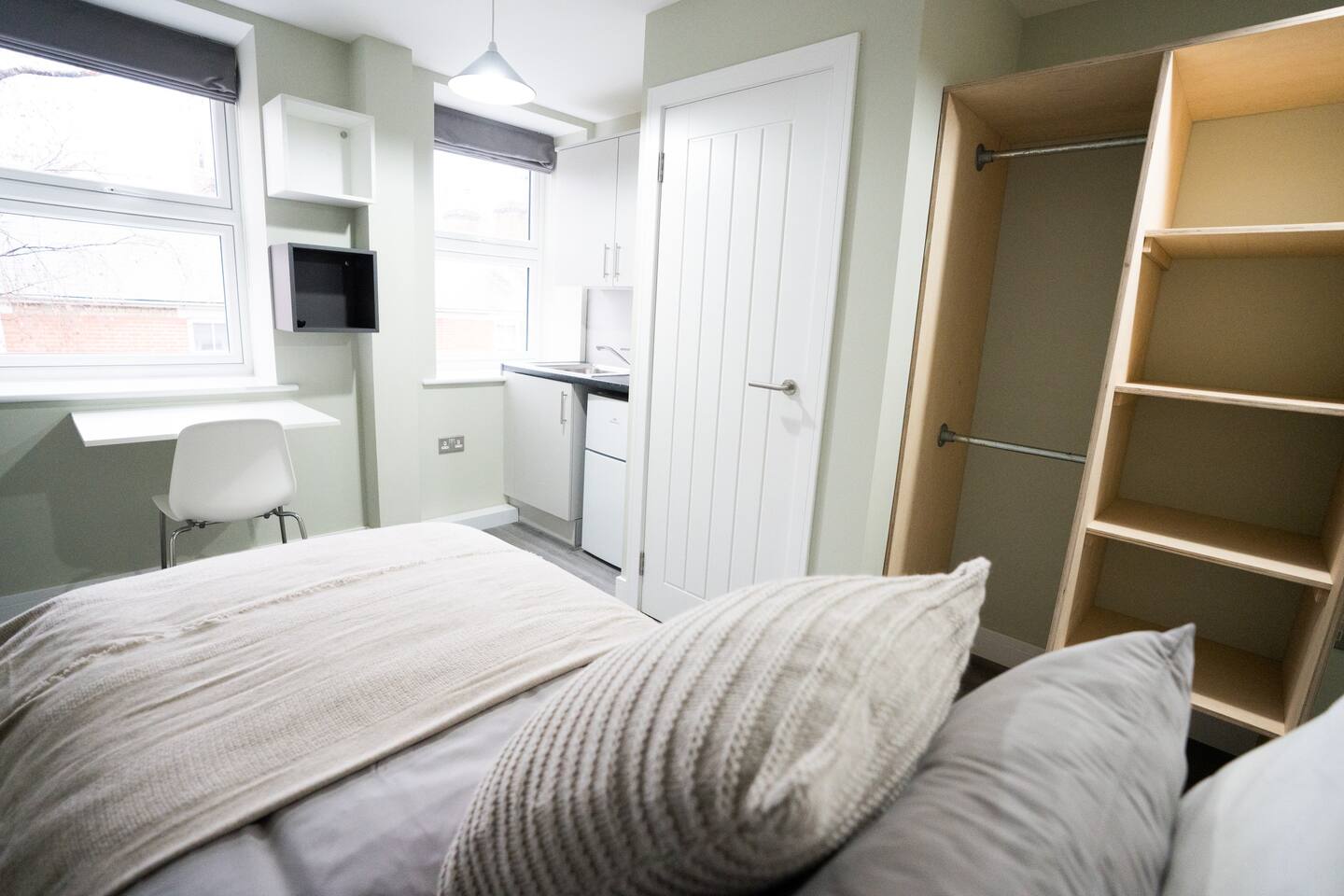 Bright studio with en-suite at Ryegate House