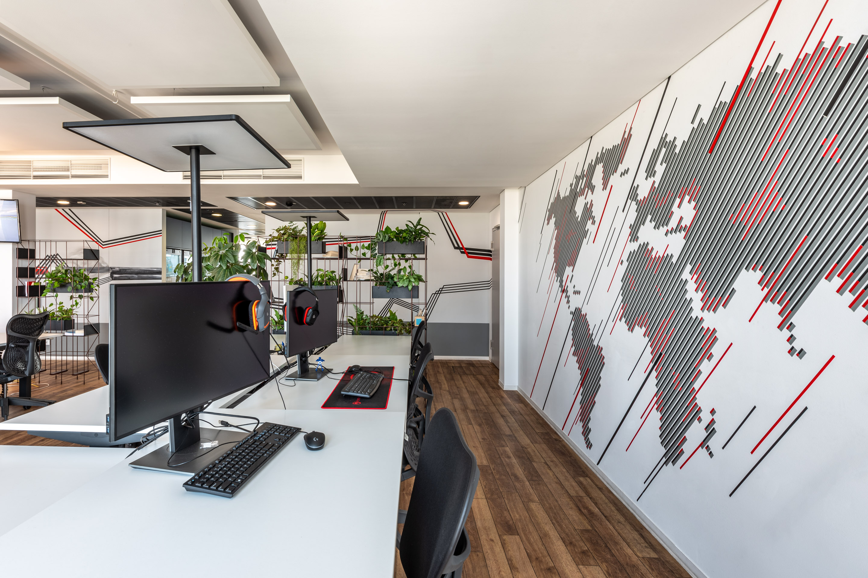 Arbeitsplatz vor einer Weltkartengrafik an der Wand