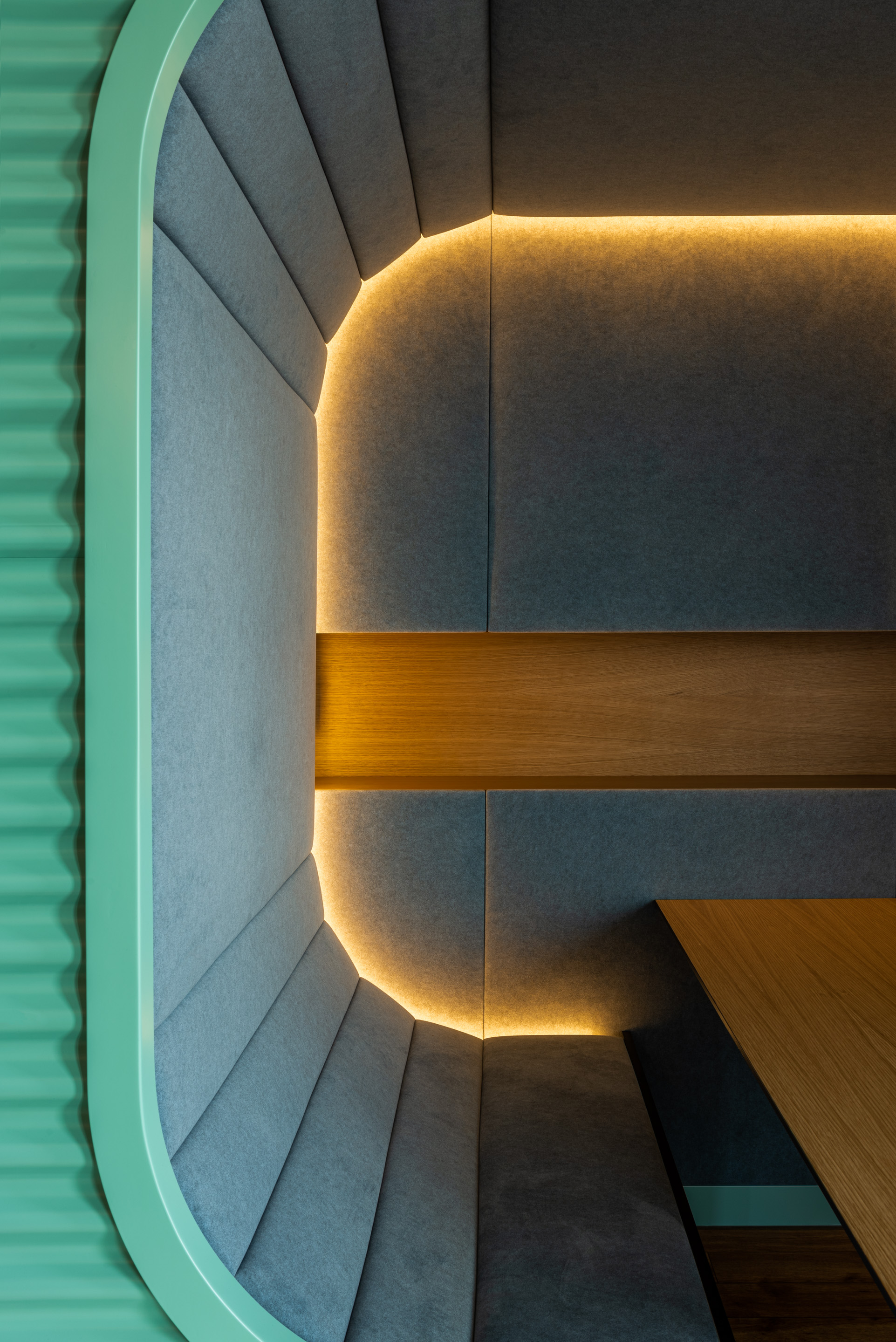 Küchenlounge Sitzecke mit eingebauten Leuchten und Regal