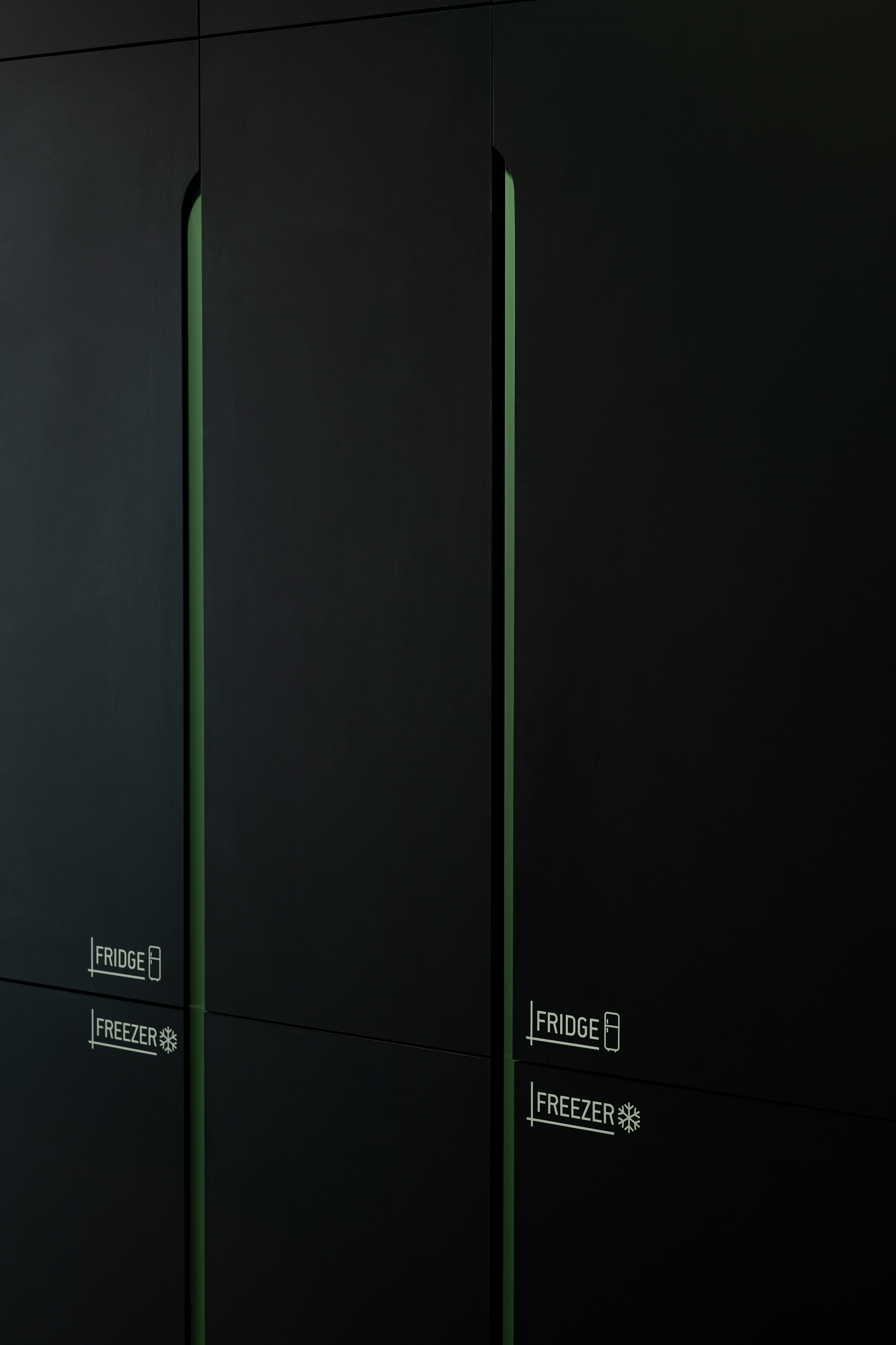 Schwarzer Kühlschrank Detail