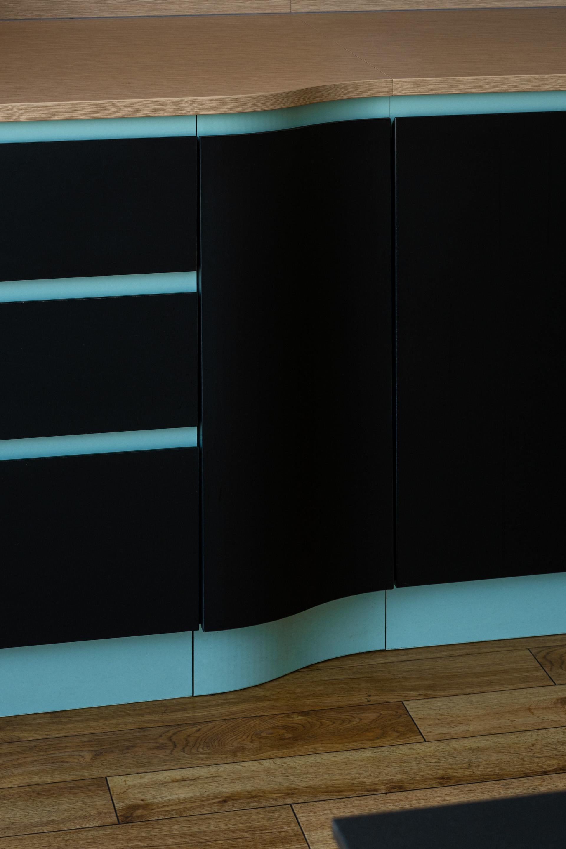 Schwarze und blaue Details der unteren Küchenkabine