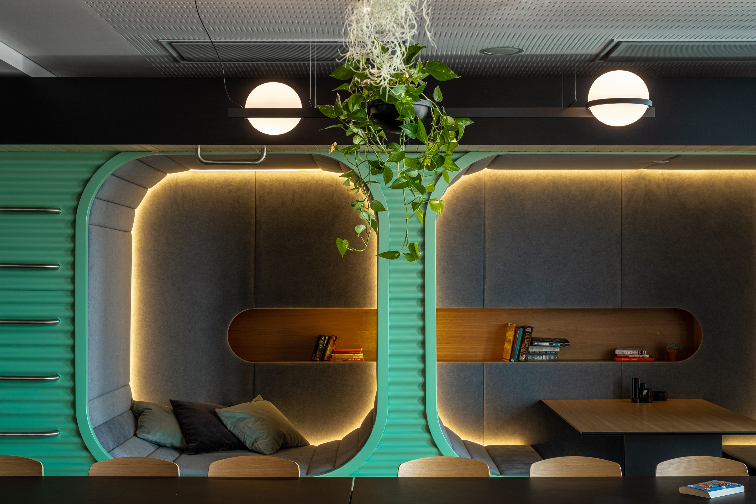 Detail der Küchenlounge mit eingebauter Spaltbeleuchtung  